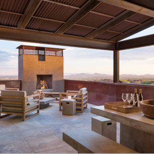 フェニックスのサンタフェスタイルのおしゃれなデッキ (ファイヤーピット、張り出し屋根) の写真