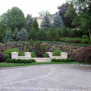 Eklektischer Hanggarten im Frühling mit Pflanzwand und direkter Sonneneinstrahlung in New York