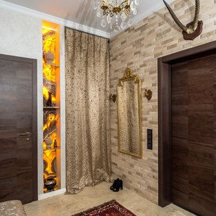 Eklektisk inredning av en mellanstor ingång och ytterdörr, med grå väggar, marmorgolv, en enkeldörr och en brun dörr