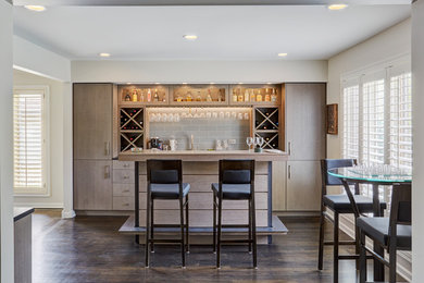 This is an example of a transitional home bar in Chicago.