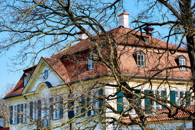 ミュンヘンにあるラグジュアリーな巨大なおしゃれな家の外観 (黄色い外壁) の写真