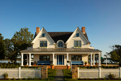Modelo de fachada de casa blanca campestre de tamaño medio de dos plantas con tejado a dos aguas, tejado de varios materiales y teja