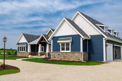 Country exterior home idea in Milwaukee