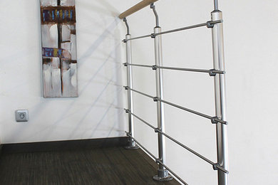 Inspiration pour un escalier design de taille moyenne avec un garde-corps en matériaux mixtes.