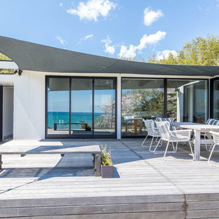 他の地域のビーチスタイルのおしゃれな横庭のデッキ (オーニング・日よけ) の写真