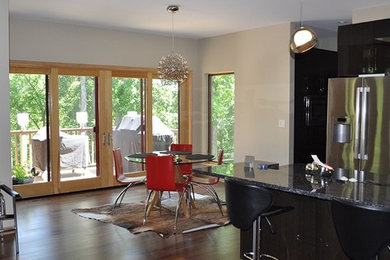 Inspiration for a mid-century modern kitchen remodel in Cedar Rapids