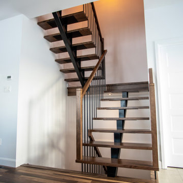 Staicase with central metal stringer/Escalier limon central de fer
