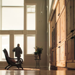 ミネアポリスのトラディショナルスタイルのおしゃれな玄関の写真