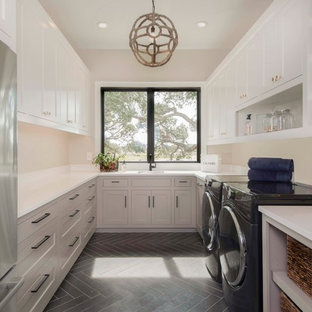 オースティンの地中海スタイルのおしゃれなランドリールームの写真