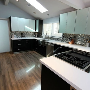 Eden Mosaic Tile installations: Cobble Stainless Steel With Silver Glass Tile