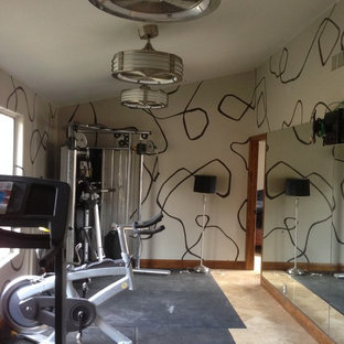 サンディエゴの中サイズのコンテンポラリースタイルのおしゃれな多目的ジム (トラバーチンの床、ベージュの壁) の写真