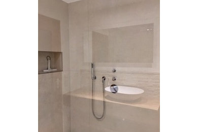 Mittelgroßes Mediterranes Badezimmer mit bodengleicher Dusche, beigen Fliesen, weißer Wandfarbe, Aufsatzwaschbecken, Waschtisch aus Holz und beigem Boden in Stuttgart