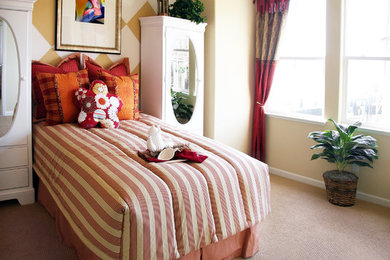 Example of a classic bedroom design in Dallas