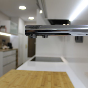 Cocina en blanco con toque de madera