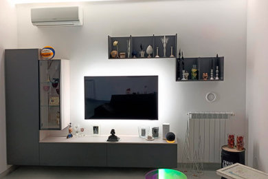 Foto di un soggiorno moderno di medie dimensioni con TV a parete
