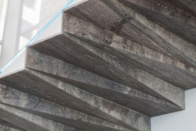他の地域にある高級な広いシャビーシック調のおしゃれなスケルトン階段 (大理石の蹴込み板) の写真