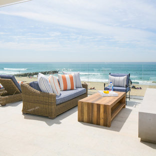 オレンジカウンティのビーチスタイルのおしゃれな屋上のデッキ (ファイヤーピット、日よけなし) の写真