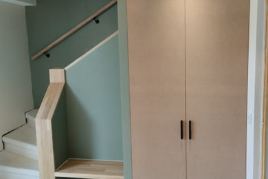 Placard mdf / main courante / banc / habillage chêne