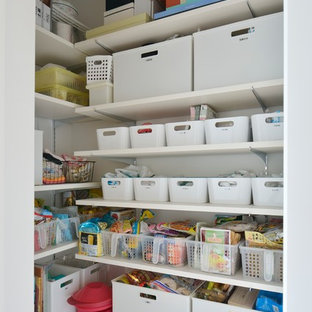 Scandinavian kitchen pantry designs - Example of a danish light wood floor kitchen pantry design in Yokohama
