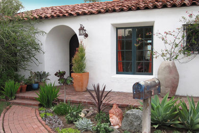 Inspiration for a southwestern home design remodel in Los Angeles