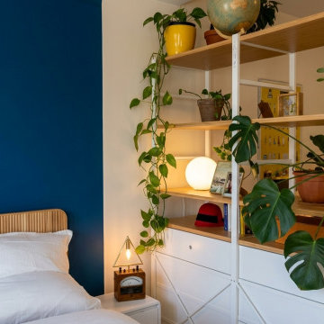 Schlafzimmer mit offenem Raumteiler