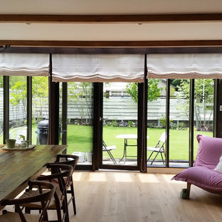 札幌のラスティックスタイルのLDKの画像 (白い壁、淡色無垢フローリング、茶色い床)