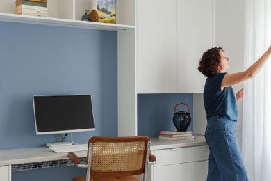 Ejemplo de despacho clásico renovado de tamaño medio con paredes azules, moqueta, escritorio empotrado y suelo gris