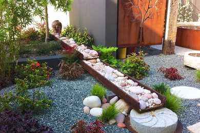 Inspiration for a mid-sized contemporary backyard garden in Perth with a water feature.