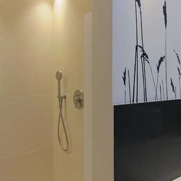 Dusche im Wannenbad mit Gräsern