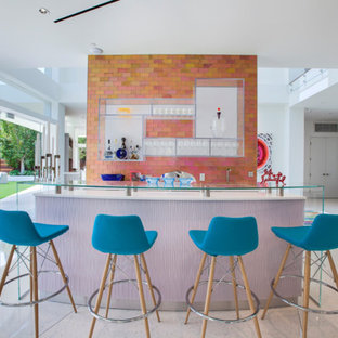 ロサンゼルスの大きいコンテンポラリースタイルのおしゃれな着席型バー (オープンシェルフ、ガラスカウンター、マルチカラーのキッチンパネル) の写真