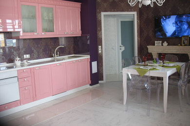 На фото: кухня-столовая среднего размера в стиле неоклассика (современная классика) с фиолетовыми стенами, полом из керамогранита, подвесным камином, фасадом камина из камня и белым полом с