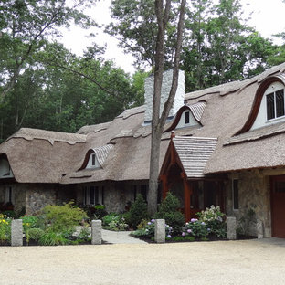 Exempel på ett mellanstort eklektiskt grått hus, med två våningar