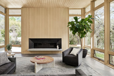 На фото: гостиная комната в стиле ретро с горизонтальным камином, фасадом камина из металла, деревянным потолком и деревянными стенами с