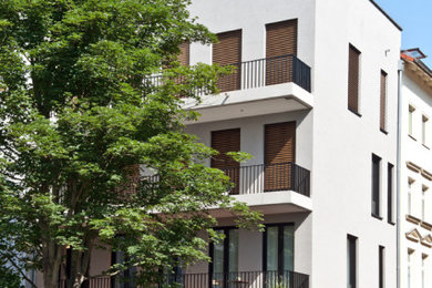 Großes, Vierstöckiges Modernes Haus mit Putzfassade, grauer Fassadenfarbe und Flachdach in Leipzig