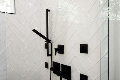 Imagen de cuarto de baño principal con ducha esquinera, baldosas y/o azulejos blancos y ducha con puerta con bisagras