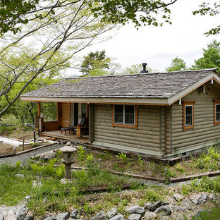 ラスティックスタイルのおしゃれな平屋 (木材サイディング、グレーの外壁、切妻屋根、戸建) の写真