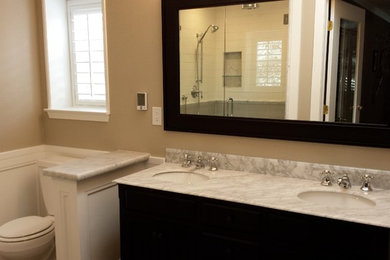 Example of a classic bathroom design in Sacramento