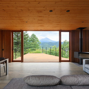 他の地域のコンテンポラリースタイルのおしゃれなテラス・中庭 (デッキ材舗装、日よけなし) の写真