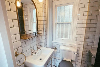 Foto de cuarto de baño único y a medida moderno pequeño con puertas de armario blancas, aseo y ducha, encimera de madera y encimeras blancas