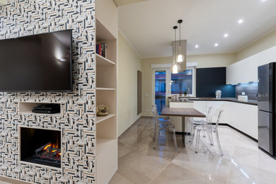 Immagine di un'ampia cucina design con lavello a vasca singola, ante a filo, ante beige, paraspruzzi bianco, paraspruzzi a finestra, elettrodomestici in acciaio inossidabile, pavimento in gres porcellanato, penisola, pavimento beige e top marrone