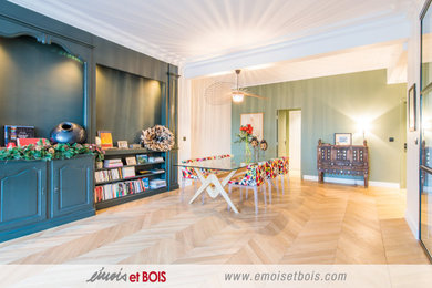 Inspiration for a living room in Paris with light hardwood floors.