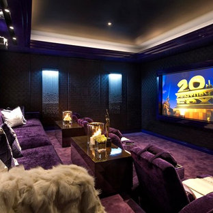 Réalisation d'une grande salle de cinéma design fermée avec un mur marron, moquette, un écran de projection et un sol violet.