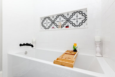 Example of a mid-century modern bathroom design in Chicago