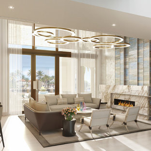 Foto på ett mycket stort funkis allrum med öppen planlösning, med klinkergolv i porslin, en bred öppen spis, en spiselkrans i sten och beiget golv