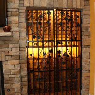 Inspiration för en liten vintage vinkällare, med mellanmörkt trägolv och vinhyllor