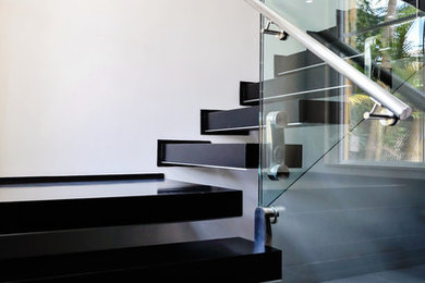 Minimalist staircase photo in Miami