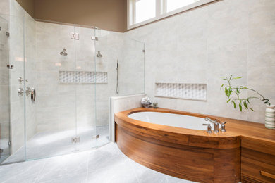 ボルチモアにあるコンテンポラリースタイルのおしゃれなマスターバスルーム (バリアフリー、白いタイル、開き戸のシャワー、茶色い壁、置き型浴槽、トラバーチンタイル) の写真