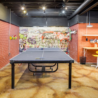 Foto de sótano en el subsuelo urbano, grande, con paredes marrones, suelo de cemento y suelo multicolor