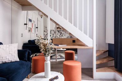 Cette image montre un petit salon blanc et bois design ouvert avec un escalier.