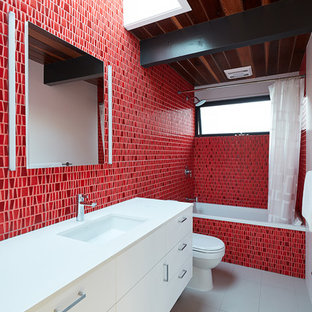 Foto di una stanza da bagno con doccia minimalista con ante lisce, ante bianche, vasca ad alcova, vasca/doccia, piastrelle rosse, lavabo sottopiano, pavimento grigio, doccia con tenda e top bianco